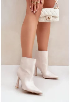 Light beige slip-on ankle boots with a lacquered finish on the toe Seliri